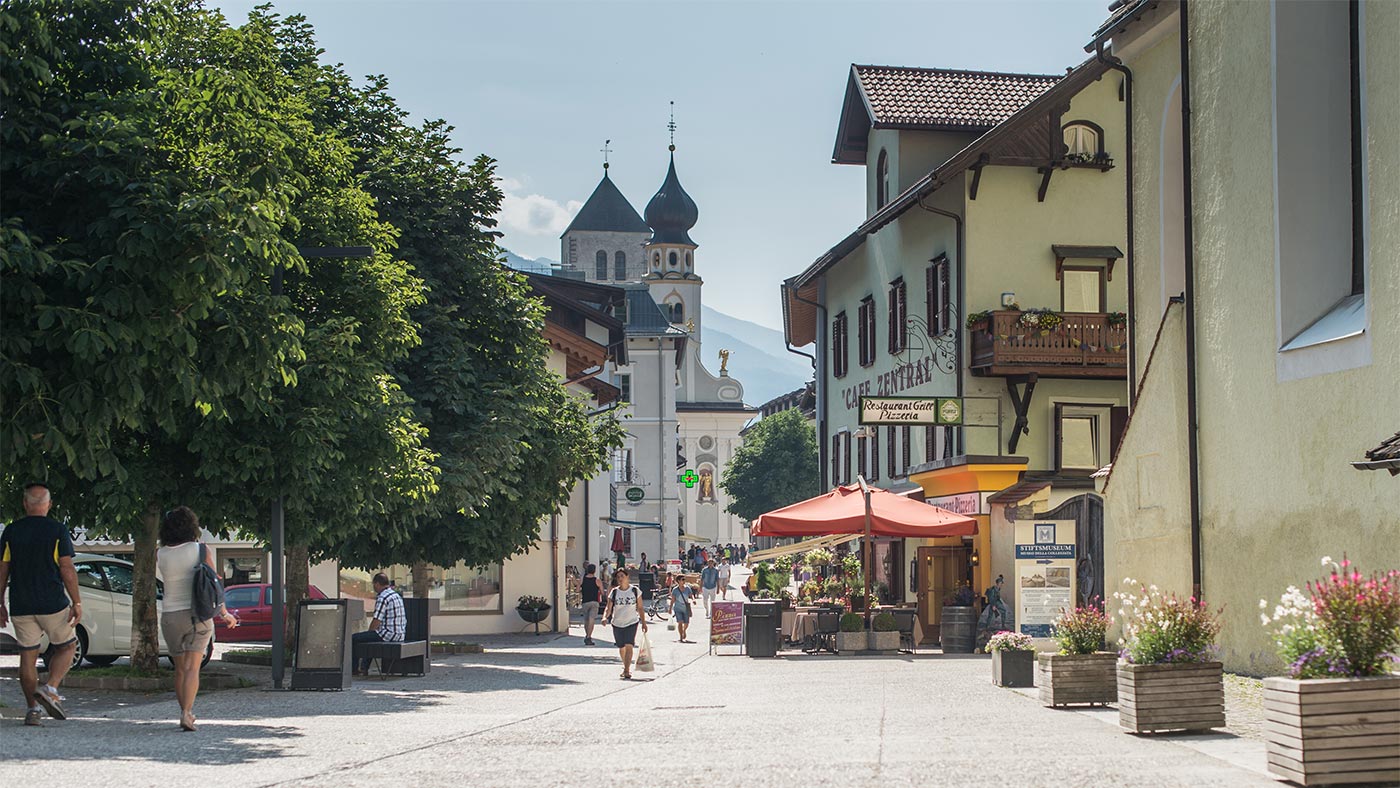 Il centro del paese di San Candido in estate, sullo sfondo il campanile della chiesa