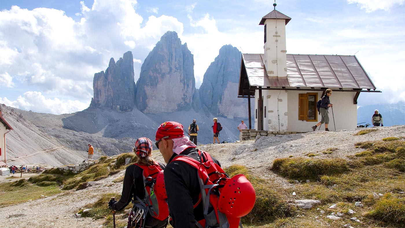 Alcuni escursionisti intorno ad un rifugio presso le Tre Cime di Lavaredo