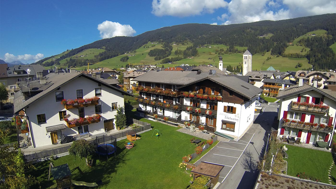 Das Gebäude des Residence Edelweiss in Innichen