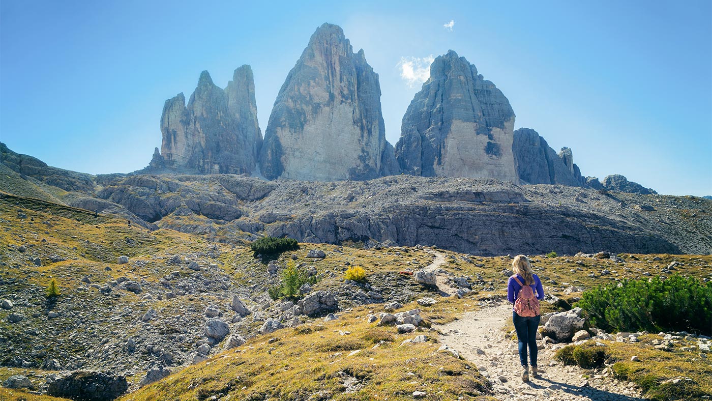 Una giovane donna fa trekking vicino alle Tre Cime di Lavaredo