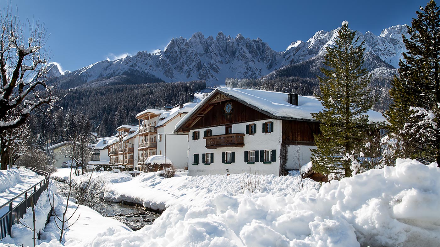 Das schneebedeckte Dorf Innichen im Winter