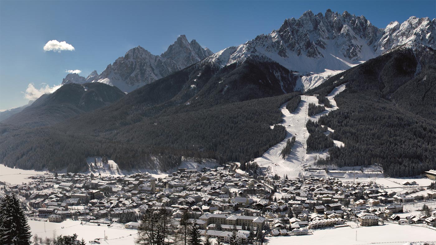 Ausblick über Innichen und die umliegende Natur im Winter