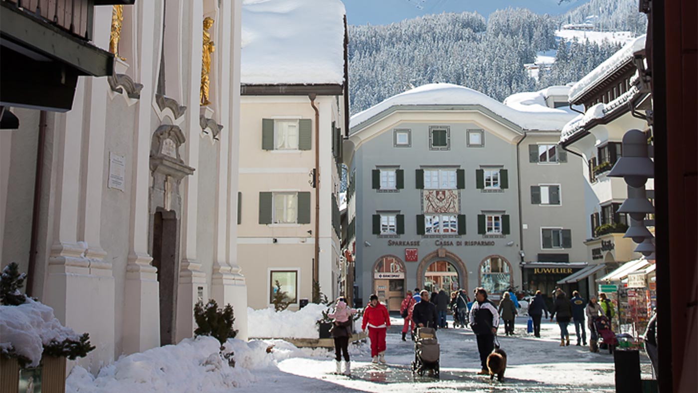 Das schneebedeckte Zentrum von Innichen im Winter