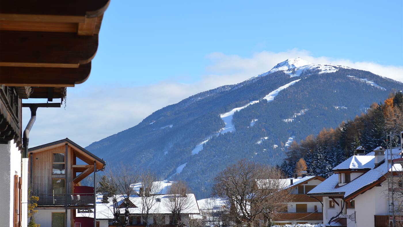 Il Residence Edelweiss e la vista sulle montagne d'inverno